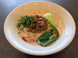 人気の濃厚胡麻の担々麺