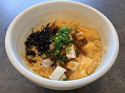 チャーシュー、海苔、小ネギの特製卵かけごはん